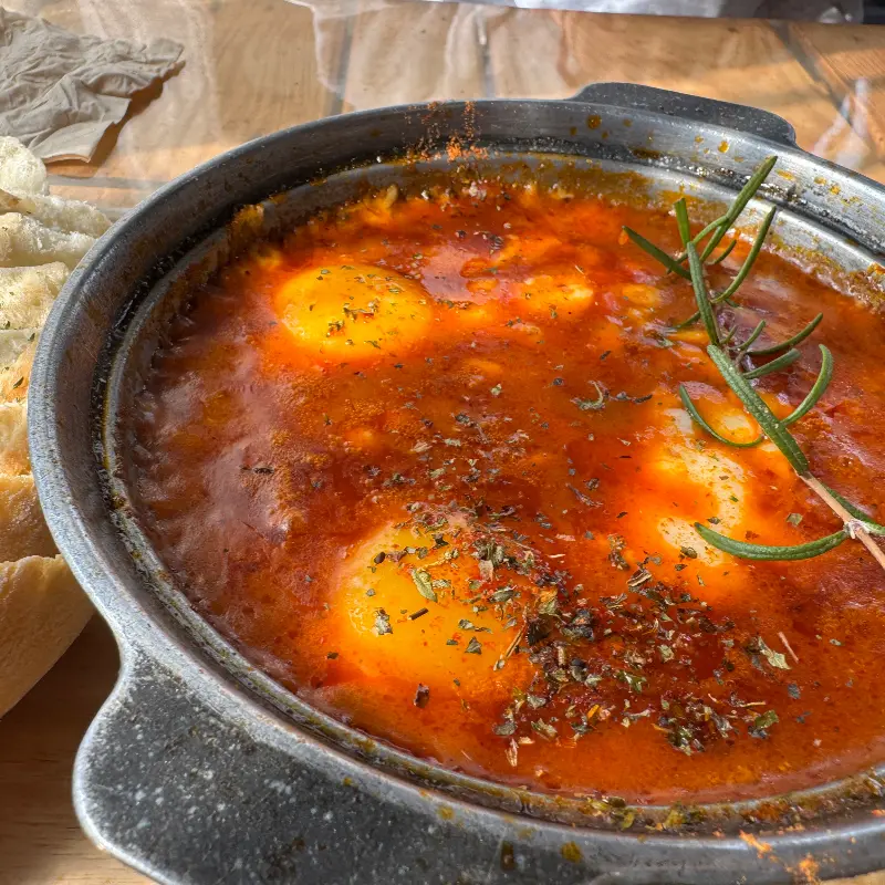 토마토 소스에 계란이 톡 터진 흑돼지 에그인헬