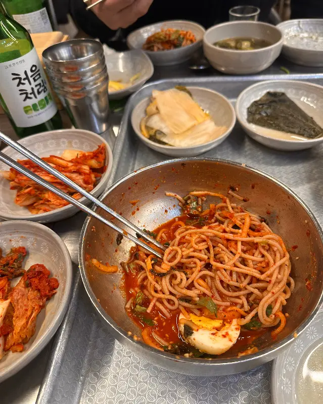 매콤한 양념이 돋보이는 비빔막국수