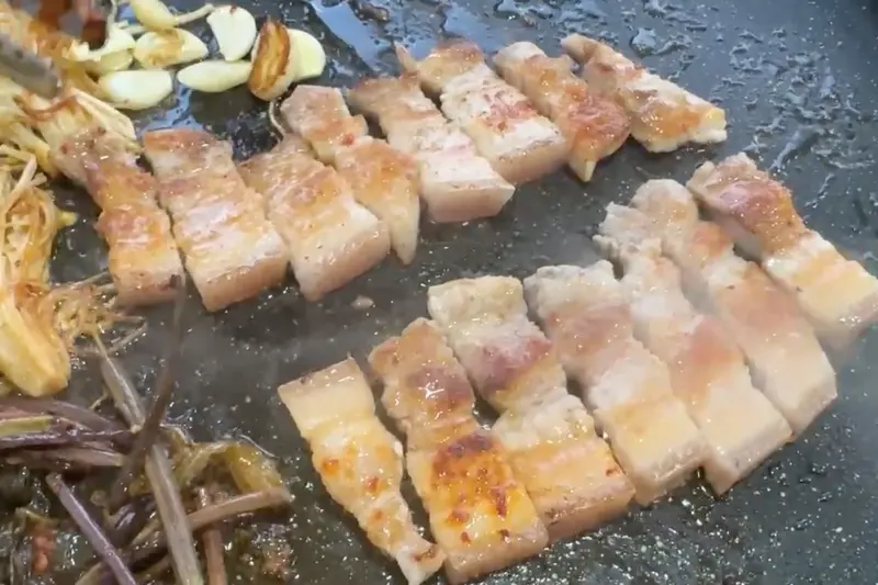 잘 익은 흑돼지 오겹살