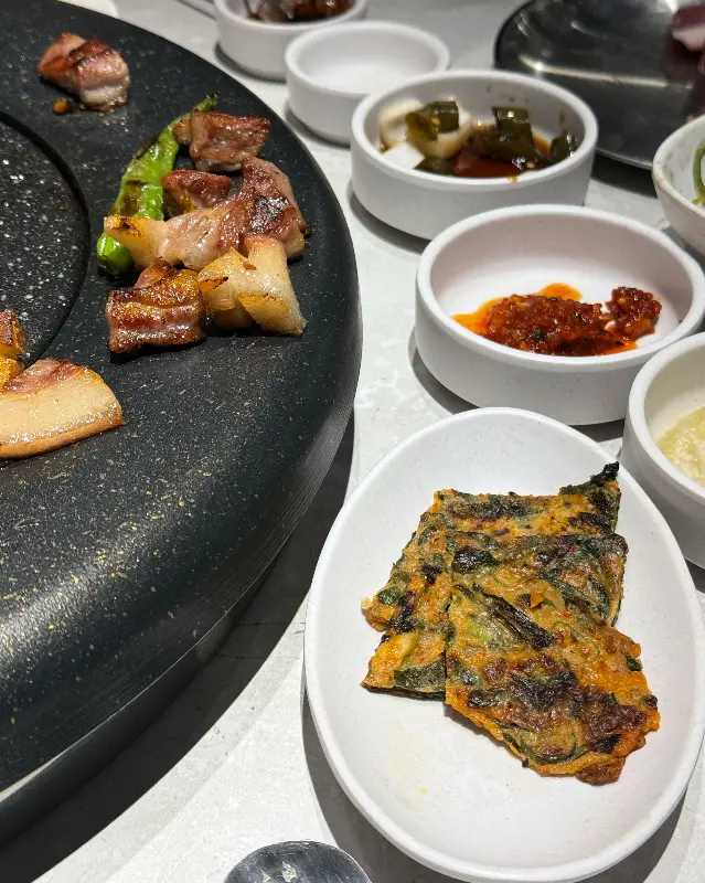 고기와 함께 곁들여 먹는 다양한 밑반찬들