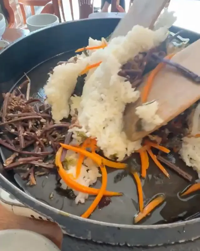보기만 해도 군침이 도는 철판 비빔밥