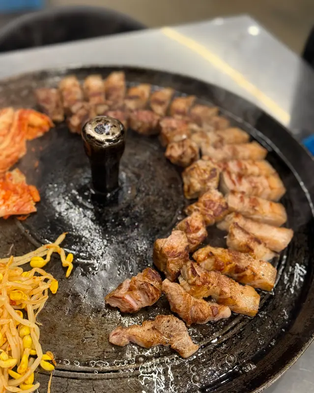 노릇하게 구워진 먹음직스러운 고기