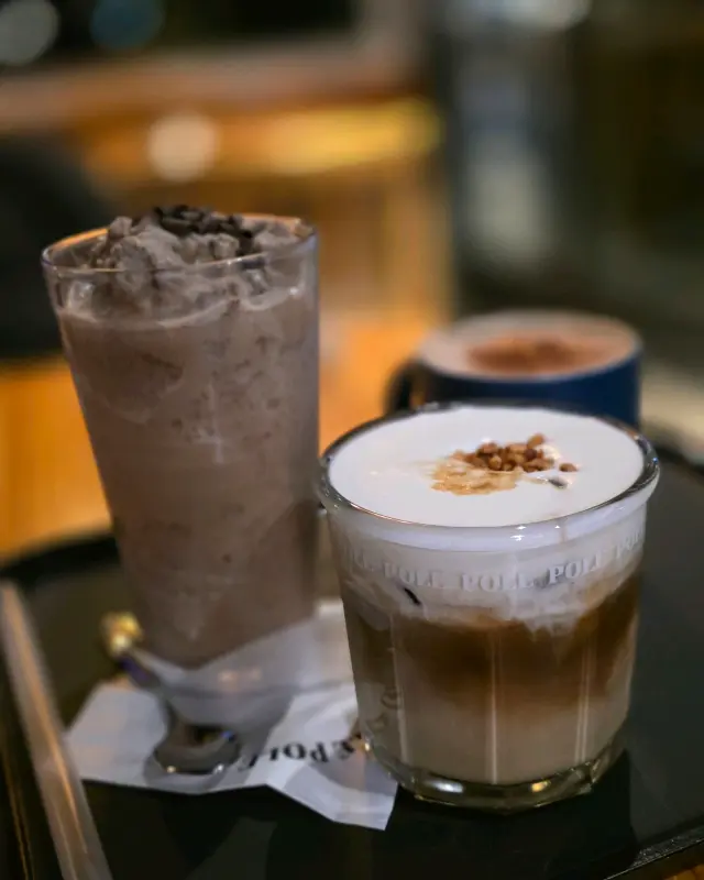 폴레폴레의 아인슈페너와 음료