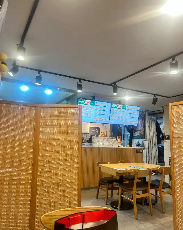 미스터피자 화천사내점의 넓고 쾌적한 매장 내부