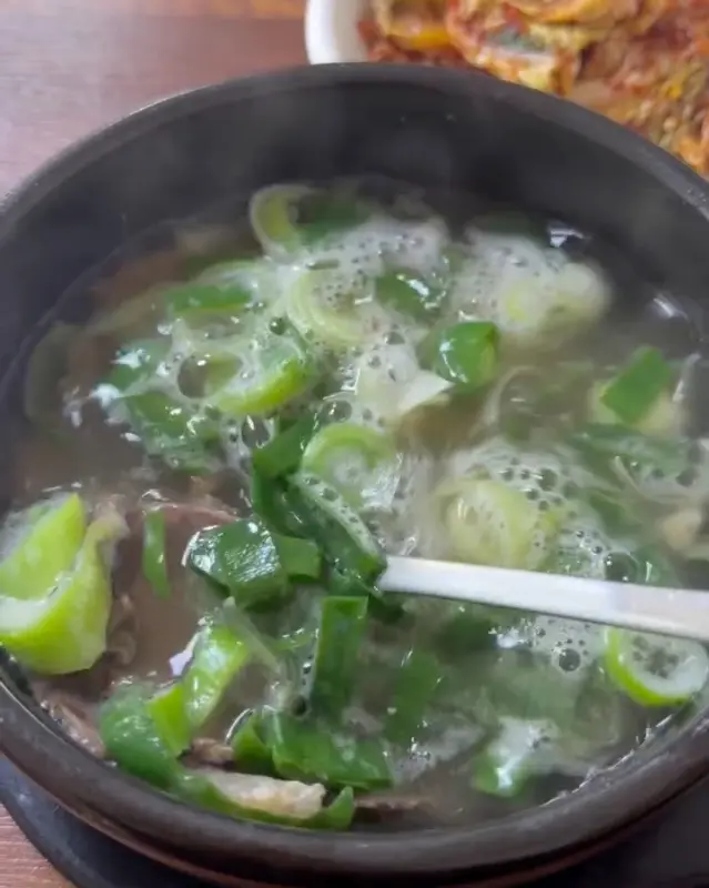 파가 듬뿍 올려진 나주곰탕의 모습