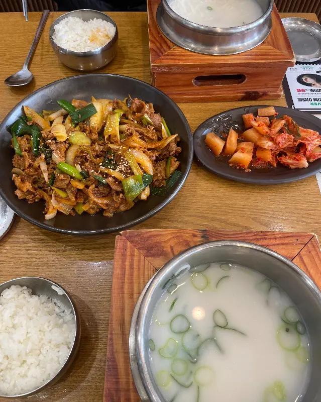 제육볶음 정식 한상차림