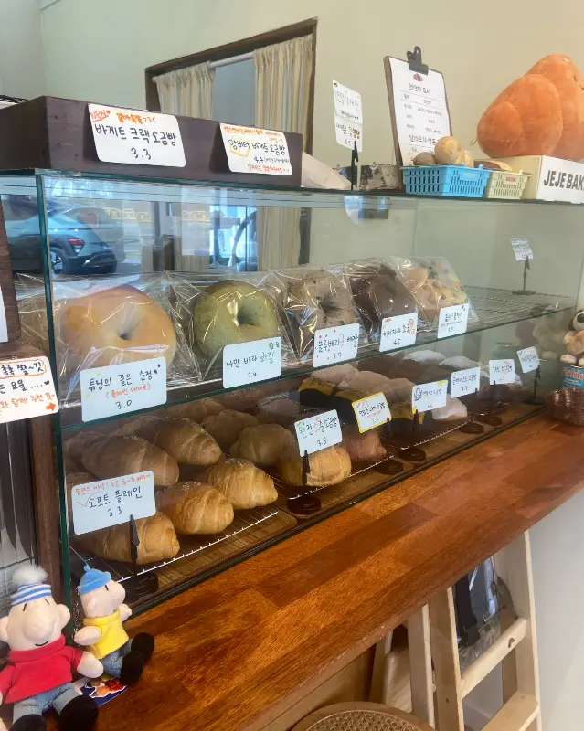 다양한 빵이 진열된 쇼케이스