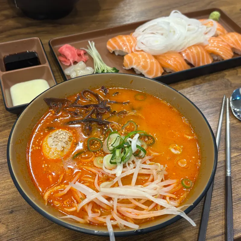 연어 초밥과 라멘
