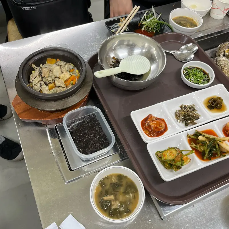 돌솥밥과 밑반찬