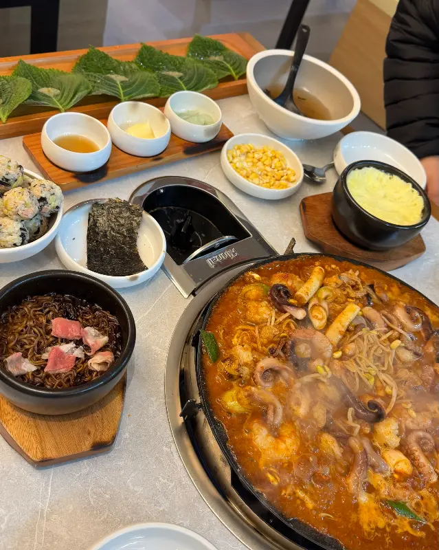 다양한 곁들임 메뉴와 쭈꾸미