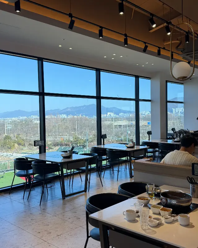 통창으로 보이는 아름다운 뷰