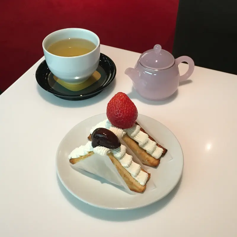 보늬밤 토스트와 우롱차