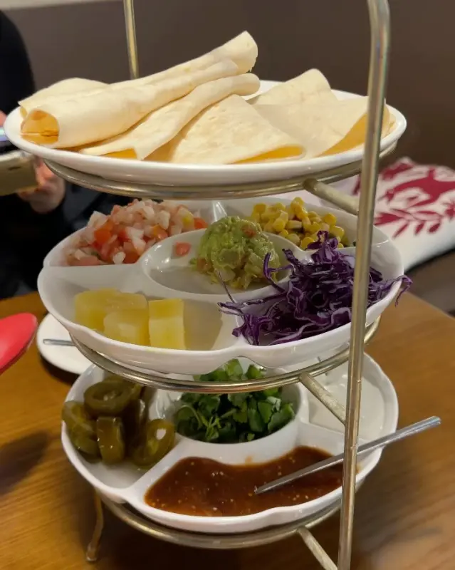 화려한 비주얼의 3단 토핑 트레이