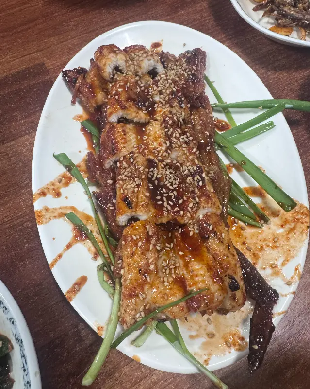 윤기가 좔좔 흐르는 장어구이