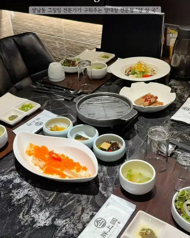 깔끔하게 차려진 테이블 세팅