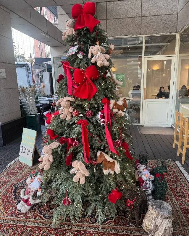 카페 앞에 설치된 크리스마스 트리
