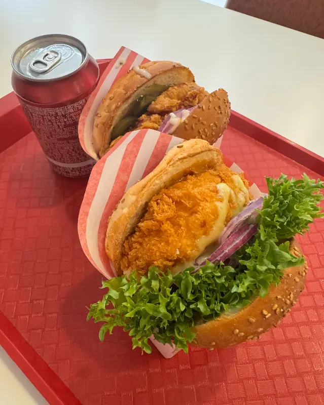 네슈빌 버거와 음료