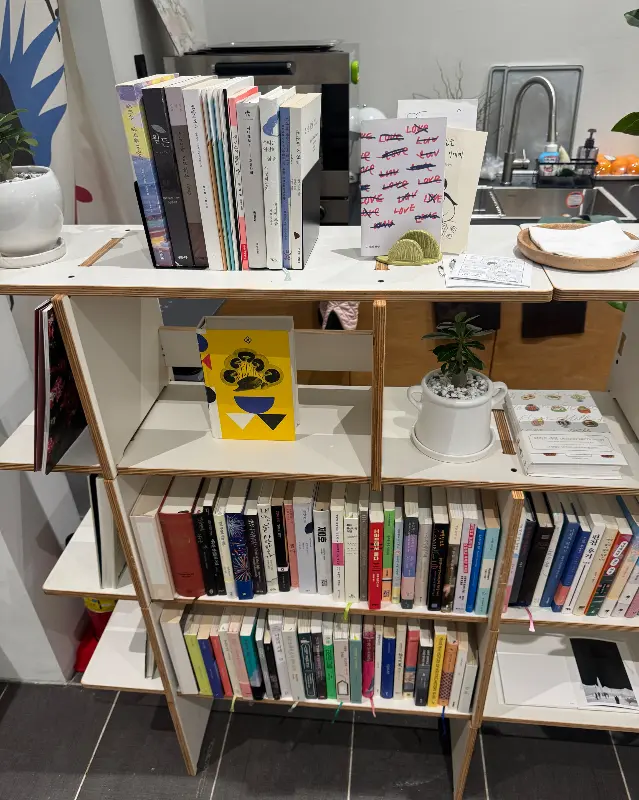 카페 내부 책장