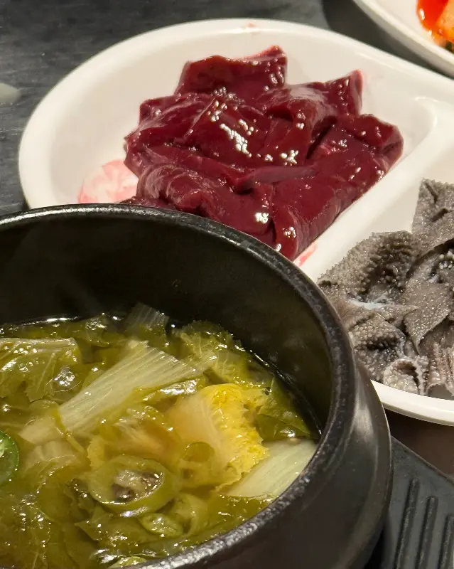 테이블 위에 놓인 시래기국, 간, 천엽