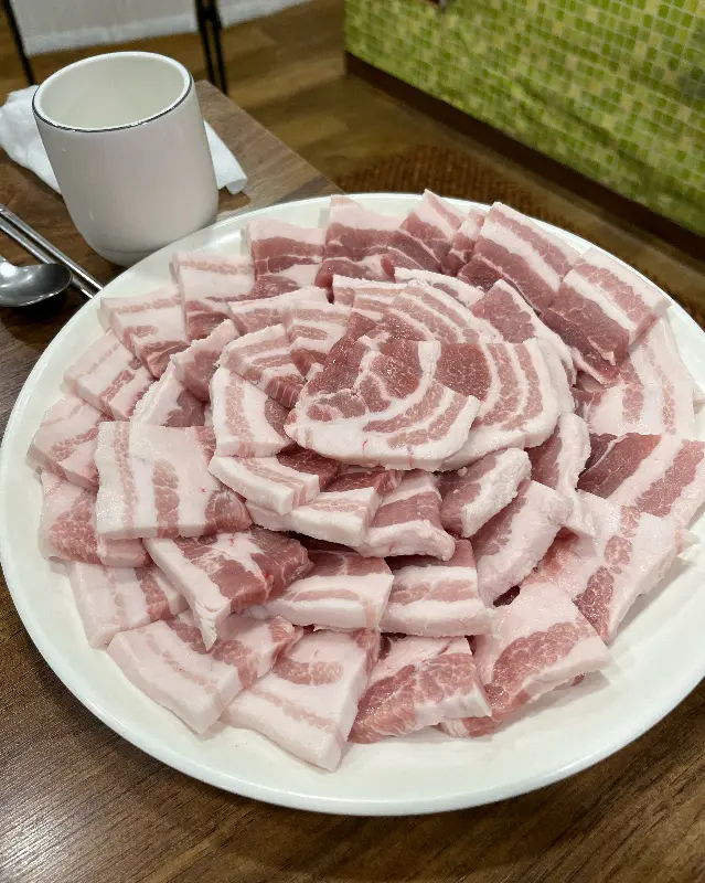 접시에 가득 담긴 신선한 생삼겹살의 모습