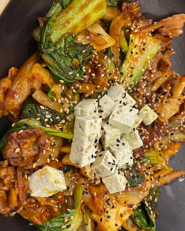 매콤한 양념에 볶아진 두루치기