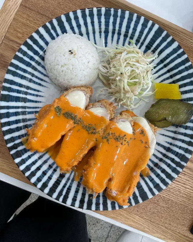 로제 소스가 듬뿍 뿌려진 돈까스