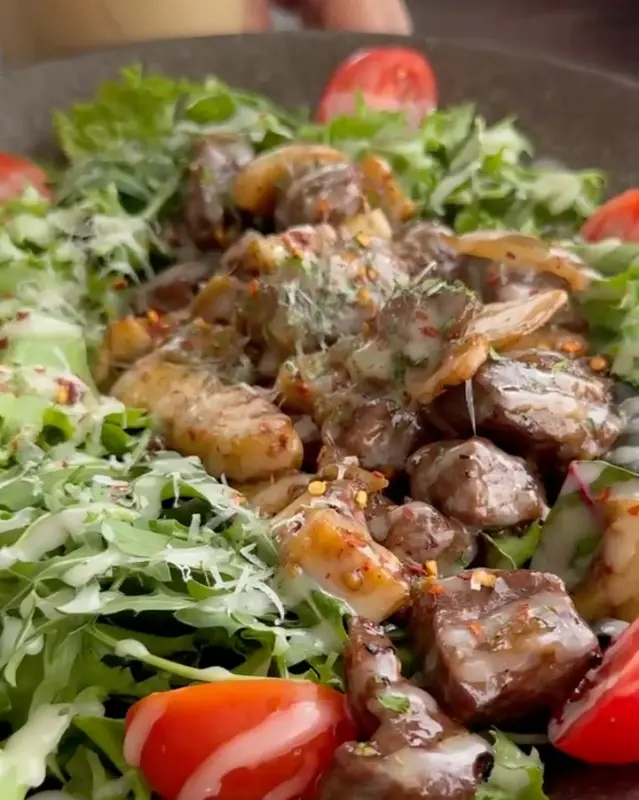 신선한 채소가 듬뿍 들어간 샐러드