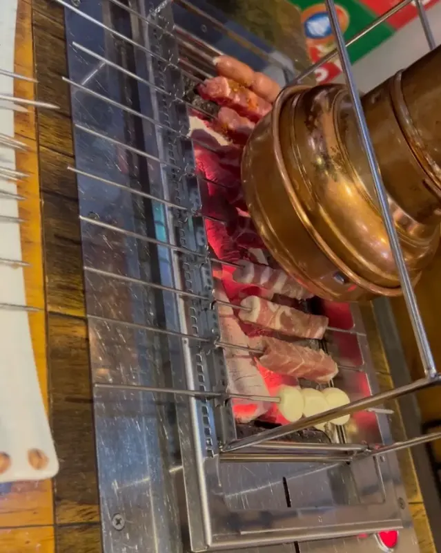 숯불 위에서 익어가는 양꼬치