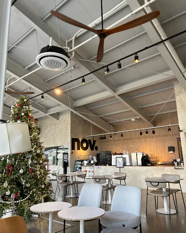 넓고 테이블 간 간격이 넓은 카페 내부