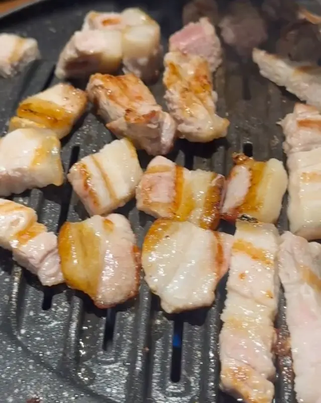 불판 위에서 맛있게 익어가는 삼겹살