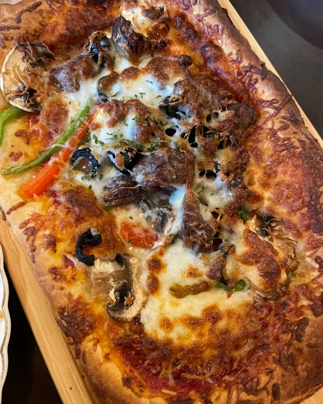 달콤하면서도 짭짤한 맛이 일품인 고르곤졸라 피자