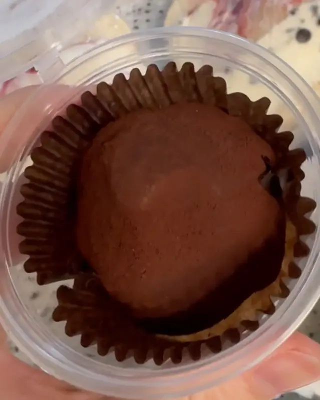 초콜릿 코팅이 된 두바이 쫀득 쿠키