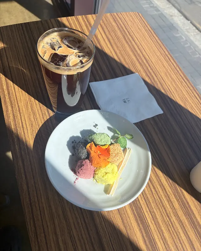 오색 경단과 커피