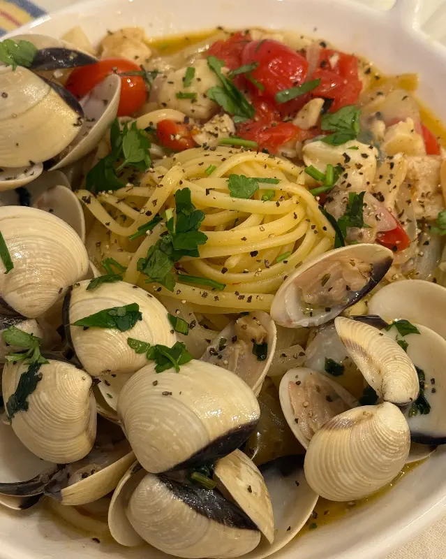 푸짐한 양과 신선한 재료가 인상적인 봉골레 파스타