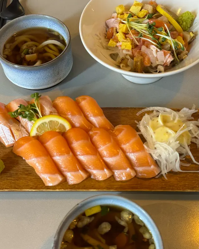 신선한 연어가 듬뿍 올라간 덮밥
