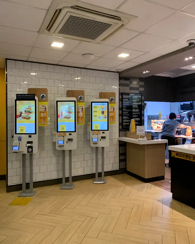 키오스크가 여러 대 놓여 있는 매장 내부