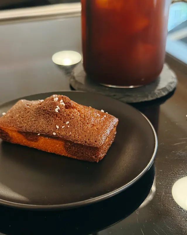 카라멜 솔트 휘낭시에와 아메리카노