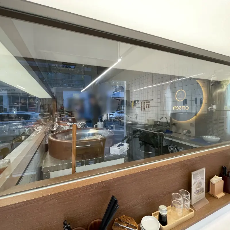 깔끔하게 정돈된 온센의 오픈 키친