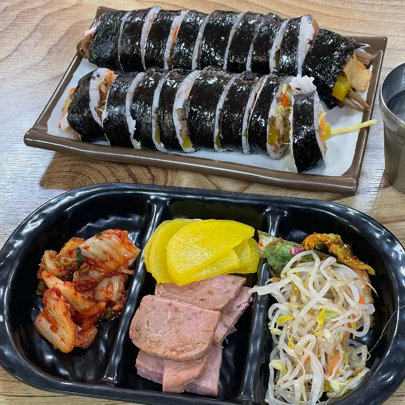 원조김밥과 푸짐한 반찬