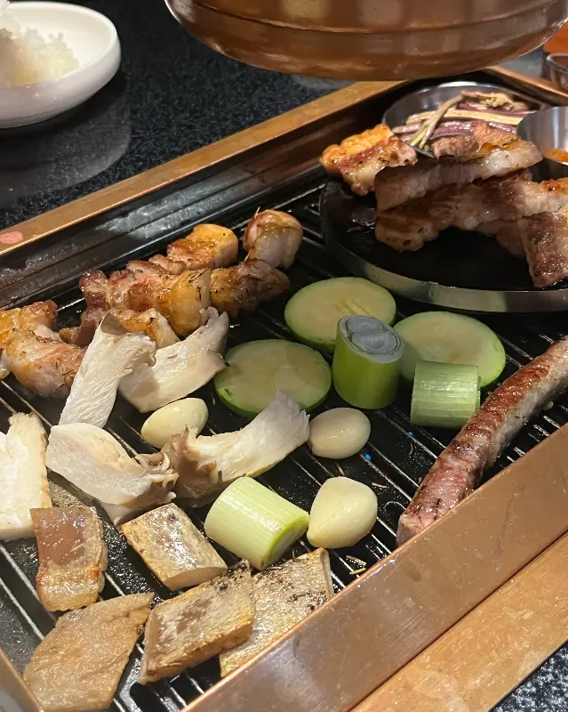 깔끔한 돼지고기 한 상