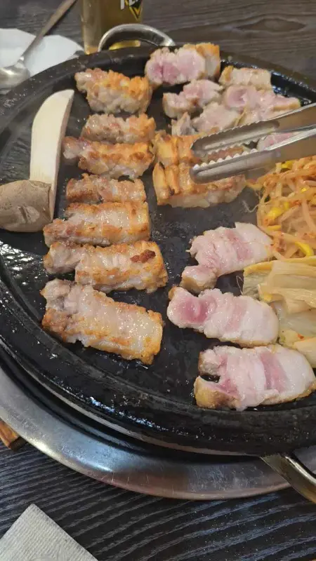 석쇠 위에서 익어가는 삼겹살