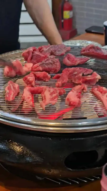숯불 위에서 맛있게 익어가는 소고기