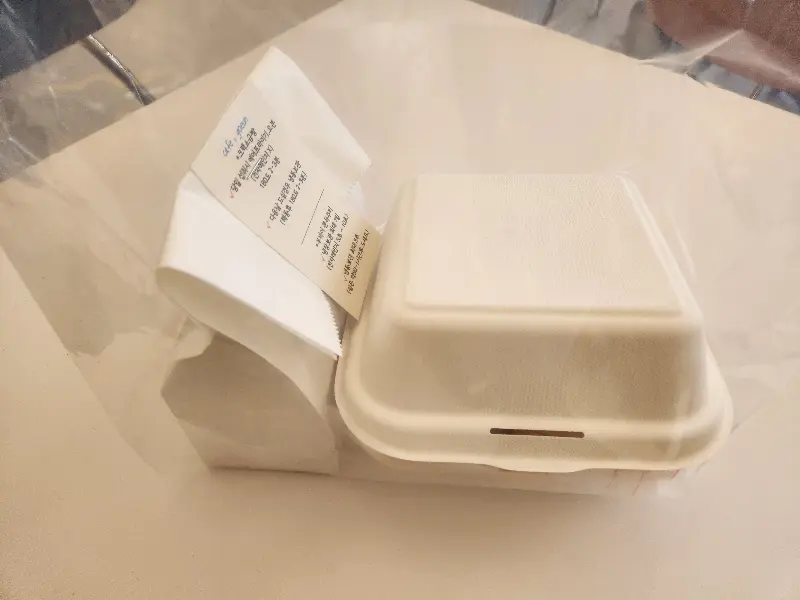 포장된 디저트와 영수증 사진