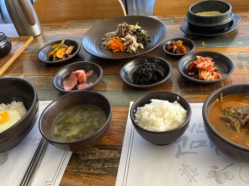 고소애감 제육볶음과 다양한 반찬들