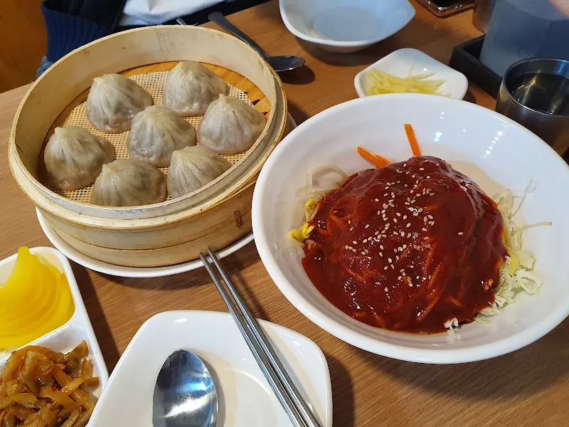 육즙만두와 옥수수 비빔면