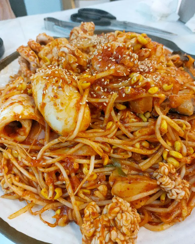 매콤한 양념에 볶아져 나온 볶음밥