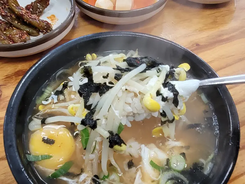 콩나물과 밥알이 어우러진 모습