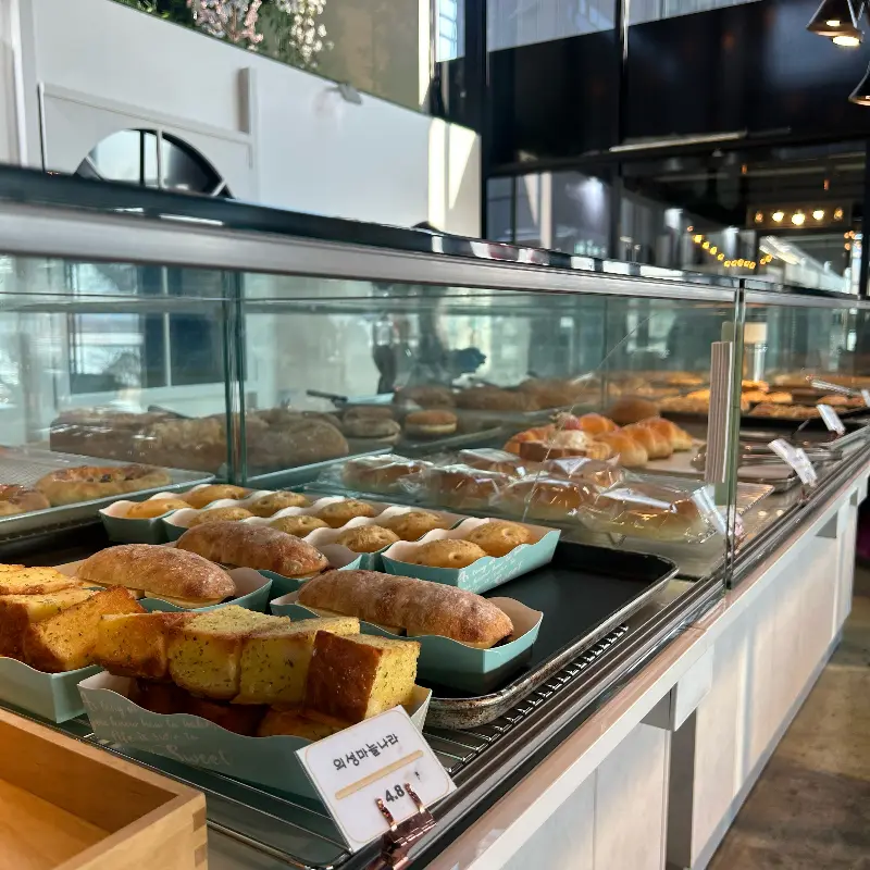 다양한 빵이 진열된 쇼케이스