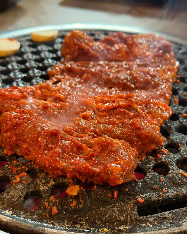 불판 위에서 익어가는 고추장 뼈구이
