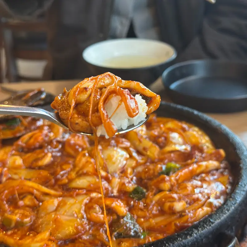 밥 위에 오징어볶음 한 점